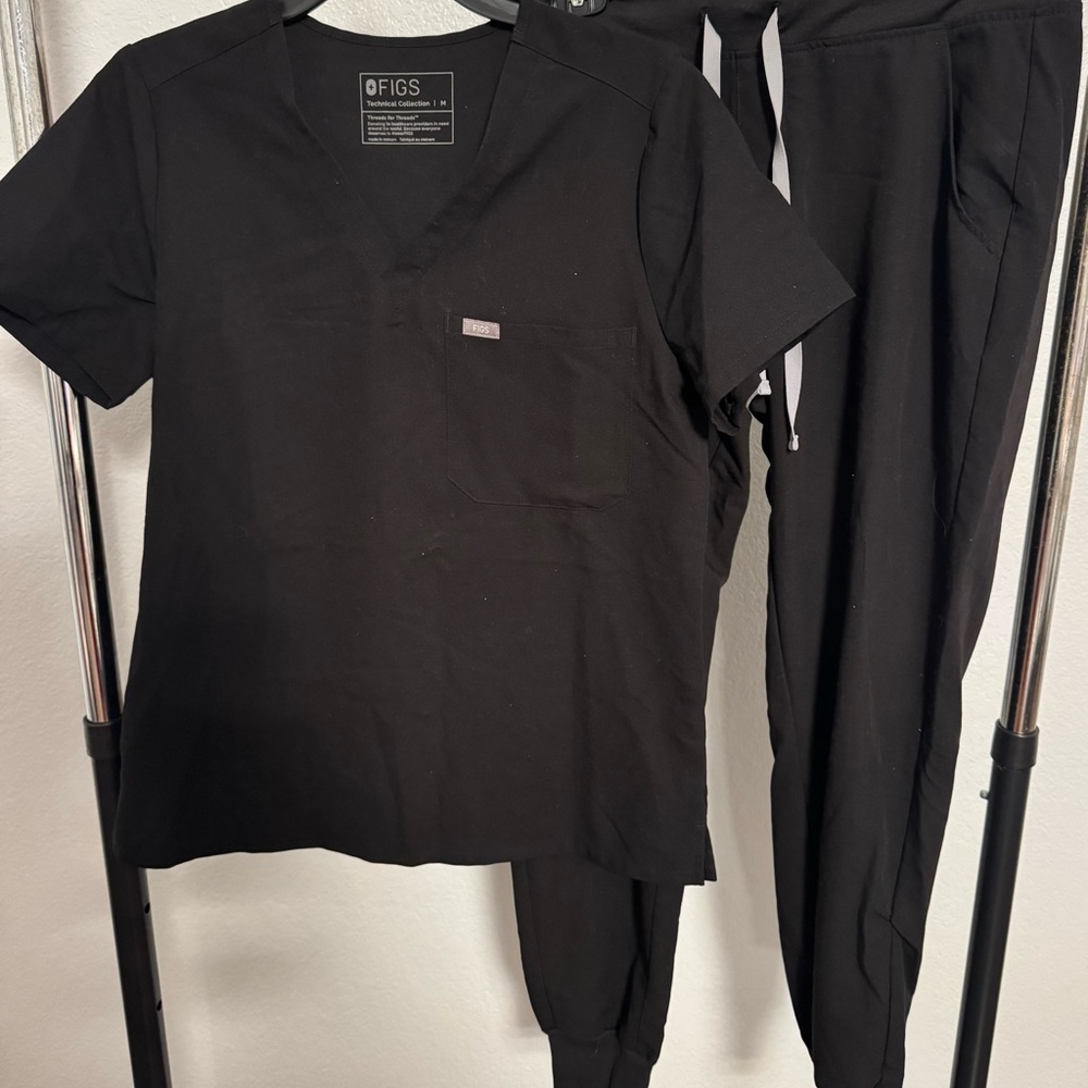 Figs Classic Black Scrub Set